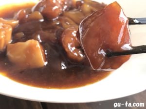 ローソンの冷凍酢豚はフルーティーでさっぱりしたあんが具材に良く絡む一品！