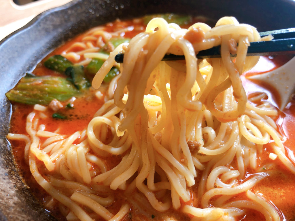 中細ちぢれ麺がスープによく絡みます